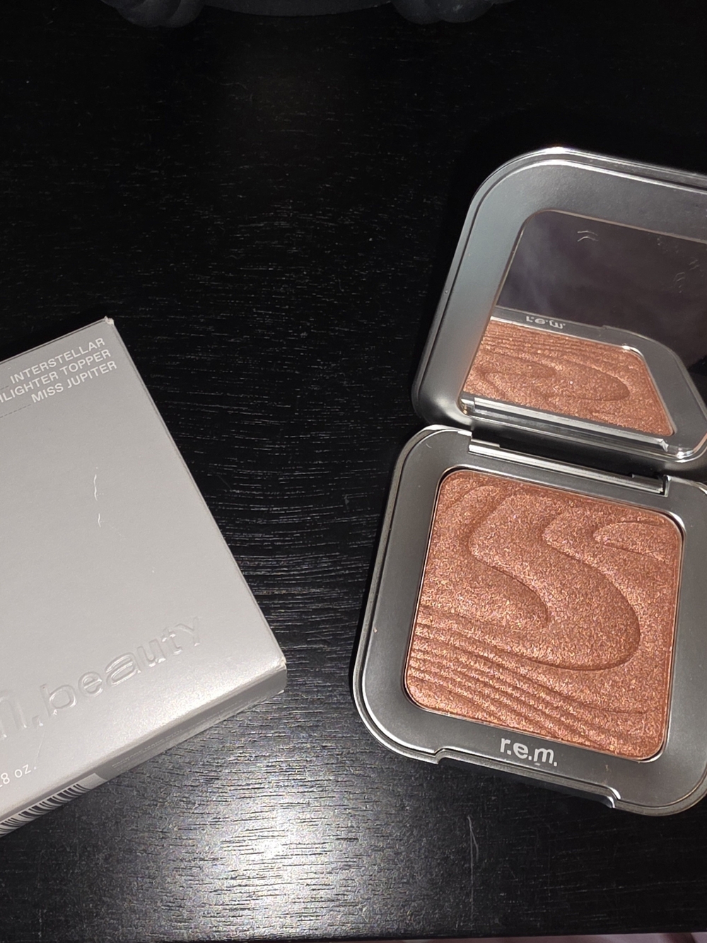 R.E.M. BEAUTY Interstellar Highlighter Topper - Miss Jupiter
